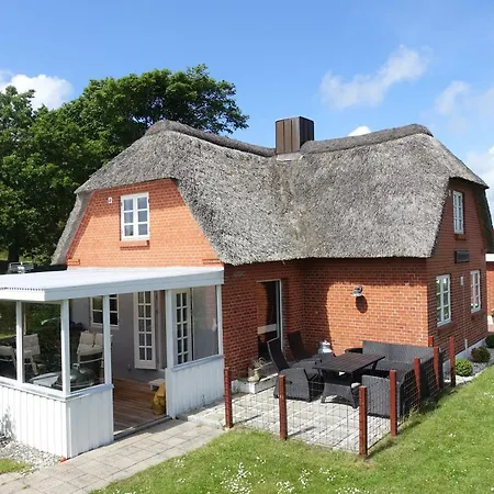 Дом отдыха Thatched In Struer, Jutland With A View *
